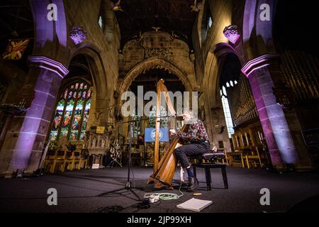 Cerys Hafana tritt am 6.. Mai 2022 in der St. Giles' Church in Wrexham im Rahmen des Focus Wales 2022 Festivals auf. Stockfoto