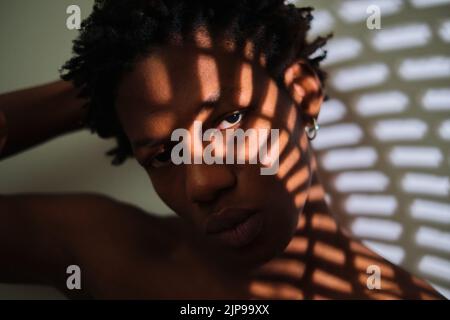 Porträt eines jungen afroamerikanischen Mannes mit Schatten im Gesicht Stockfoto