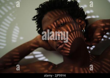 Porträt eines jungen afroamerikanischen Mannes mit Schatten im Gesicht Stockfoto