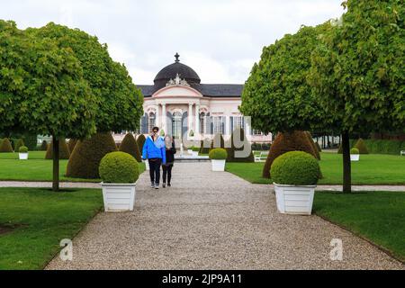 MELK, ÖSTERREICH - 12. MAI 2019: Das ist ein unidentifiziertes Paar auf einer Gasse des Benediktiner-Abteiparks am barocken Park-Pavillon. Stockfoto