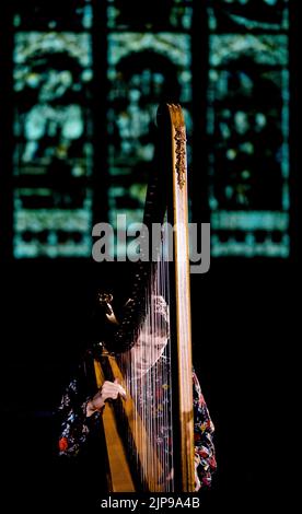 Cerys Hafana tritt am 6.. Mai 2022 in der St. Giles' Church in Wrexham im Rahmen des Focus Wales 2022 Festivals auf. Stockfoto