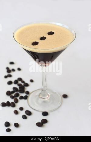 Espresso martini mit Kaffeebohnen auf weißem Hintergrund Stockfoto