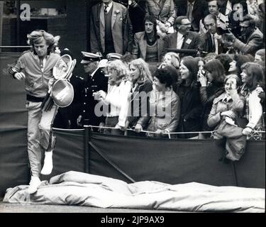 London, eng, Großbritannien. 27.. Juni 1974. Der schwedische Tennisstar BJORN BORG springt links über eine Barriere, neben anbetenden Fans, um den Platz für sein Wimbledon-Spiel gegen Australiens R. Case zu betreten. Borg hat am Donnerstag, dem 27. Juni 1974, in der zweiten Runde den Fall besiegt. Kredit: Keystone Presseagentur/ZUMA Wire/ZUMAPRESS.com/Alamy Live Nachrichten Stockfoto