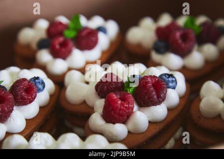 Rohe vegane französische Tarte mit frischen Beeren aus nächster Nähe. Handgemachtes Dessert ohne Zucker und Gluten. Stockfoto