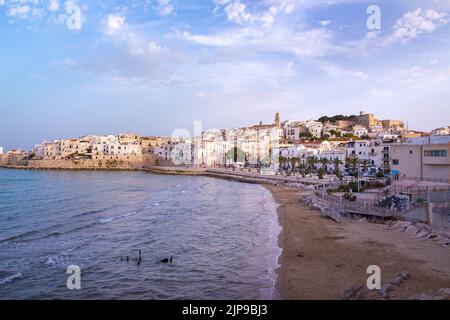 Vieste, Foggia, Italien 29. Juni 2021 Panorama-Sonnenuntergang über der historischen Altstadt von Vieste, Gargano, Apulien, Italien Stockfoto