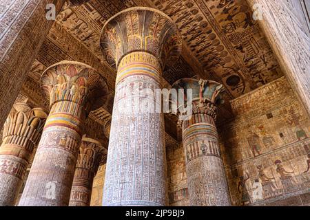Bunt dekorierte Säulen im Tempel von Khnum, Esna, Ägypten Stockfoto