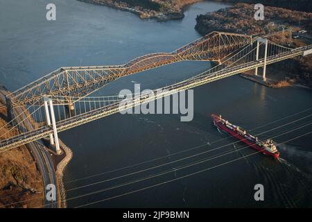 Ein Schiff fährt unter der Brücke Pont Pierre Laporte und der Brücke Pont de Quebec in Québec in diesem Luftbild am 11. November 2009 vorbei. Stockfoto