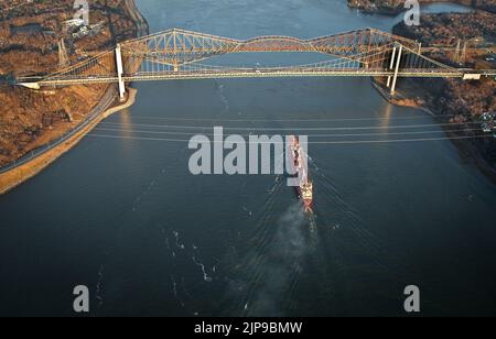 Ein Schiff fährt unter der Brücke Pont Pierre Laporte und der Brücke Pont de Quebec in Québec in diesem Luftbild am 11. November 2009 vorbei. Stockfoto