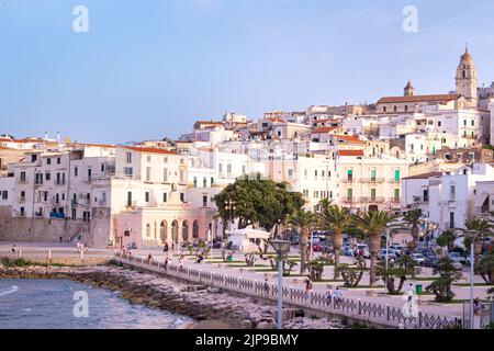 Vieste, Foggia, Italien 29. Juni 2021 Panorama-Sonnenuntergang über der historischen Altstadt von Vieste, Gargano, Apulien, Italien Stockfoto