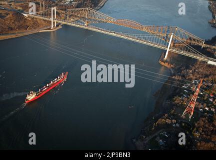 Ein Schiff fährt unter der Brücke Pont Pierre Laporte und der Brücke Pont de Quebec in Québec in diesem Luftbild am 11. November 2009 vorbei. Stockfoto