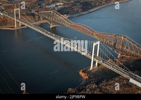 Die Brücke Pont Pierre Laporte und die Brücke Pont de Quebec in der Stadt Quebec in diesem Luftbild 11. November 2009. Stockfoto