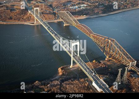 Die Brücke Pont Pierre Laporte und die Brücke Pont de Quebec in der Stadt Quebec in diesem Luftbild 11. November 2009. Stockfoto