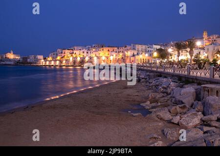 Vieste, Foggia, Italien 29. Juni 2021 Blick über die historische Altstadt auf der blauen Stunde in Vieste, Gargano, Apulien, Italien Stockfoto