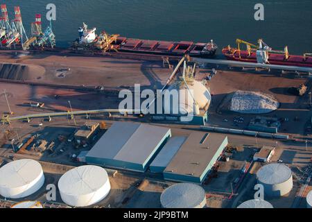 Das secteur Beauport-Gebiet des Quebecer Stadthafens ist in diesem Luftbild am 11. November 2009 abgebildet.das Gebiet verdient American Iron Metal (AIM) und Quebec Metal Recycle (QMR), St. Lawrence Stevedoring (SLS), eine Abteilung der Quebec Stevedoring Company, Canadian Terminals, im Besitz der Olco Petroleum Group Inc., Eine Tochtergesellschaft von TRANSMONTAIGNE Inc, IMTT-Quebec, Rio Tinto Alcan, Vale Inco Mining Company und XSTRATA. Stockfoto