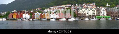 Bergen (Vestland) in Norwegen extrabreites Panorama des alten Teils des Hafens Bryggen in Europa Stockfoto