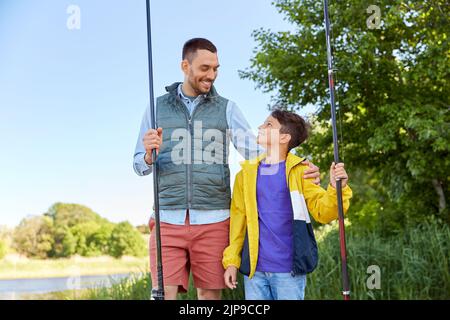 Glückliches Lächeln Vater und Sohn Angeln auf dem Fluss Stockfoto