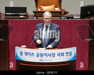 Bill Gates, Co-Vorsitzender der Bill and Melinda Gates Foundation, gibt am Dienstag, den 16. August 2022, eine Rede vor der Nationalversammlung in Seoul, Südkorea. Gates sprach über die Bedeutung der globalen Zusammenarbeit im Gesundheitswesen zur Beendigung von Infektionskrankheiten wie Covid-19. (Fotograf: Lee Yong-ho/Pool/Sipa USA) Stockfoto