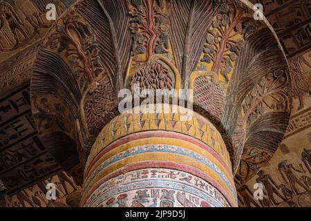 Bunt dekorierte Säulen im Tempel von Khnum, Esna, Ägypten Stockfoto