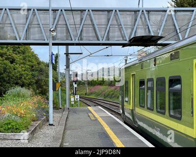 Der DART-Zug fährt zum Bahnhof Greystones in Dublin, Irland Stockfoto