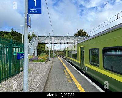 Der DART-Zug fährt zum Bahnhof Greystones in Dublin, Irland Stockfoto