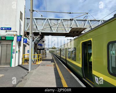 Der DART-Zug fährt zum Bahnhof Greystones in Dublin, Irland Stockfoto