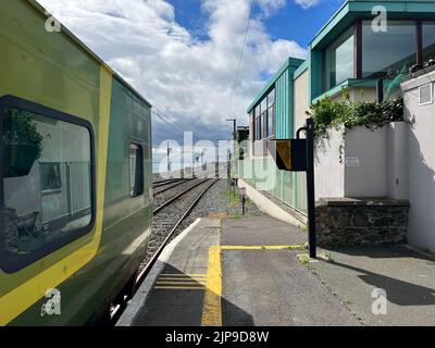 Der DART-Zug fährt zum Bahnhof Greystones in Dublin, Irland Stockfoto