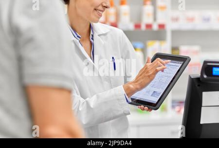 Apothekerin mit Rezept auf Tablet-pc Stockfoto