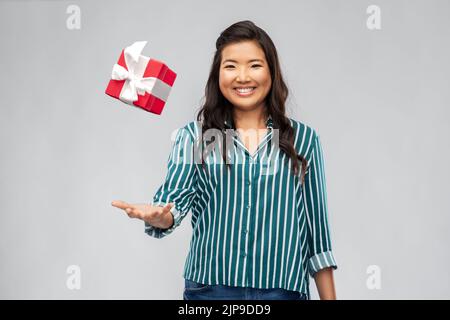 Glückliche asiatische Frau mit Geburtstagsgeschenk Stockfoto