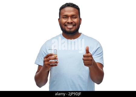 Glücklicher afroamerikanischer Mann mit einem Glas Wasser Stockfoto