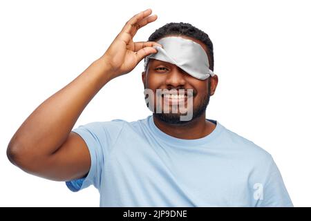 Glücklicher afroamerikanischer Mann mit Augenschlafmaske Stockfoto