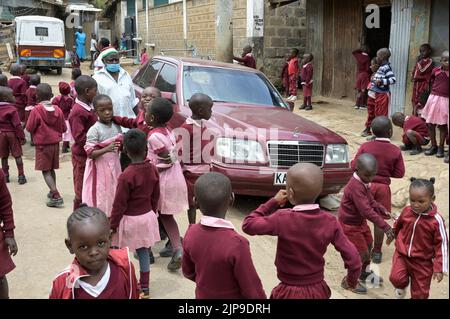 KENIA, Nairobi, Mathare Slum, Kontrastschulkinder und gebrauchte Mercedes Benz Autos aus Europa / KENIA, Nairobi, Stadtteil Mathare, Slum, Kontrast Schulkinder und gebrauchter Mercedes Benz aus Europa Stockfoto