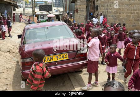 KENIA, Nairobi, Mathare Slum, Kontrastschulkinder und gebrauchte Mercedes Benz Autos aus Europa / KENIA, Nairobi, Stadtteil Mathare, Slum, Kontrast Schulkinder und gebrauchter Mercedes Benz aus Europa Stockfoto