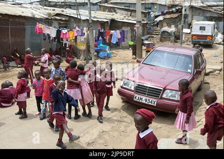 KENIA, Nairobi, Mathare Slum, Kontrastschulkinder und gebrauchte Mercedes Benz Autos aus Europa / KENIA, Nairobi, Stadtteil Mathare, Slum, Kontrast Schulkinder und gebrauchter Mercedes Benz aus Europa Stockfoto