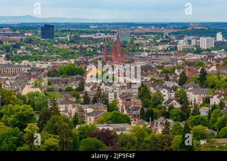 Toller Panoramablick auf die historische Altstadt von Wiesbaden, Landeshauptstadt von Hessen, Deutschland, mit der berühmten neogotischen roten Backsteinkirche... Stockfoto