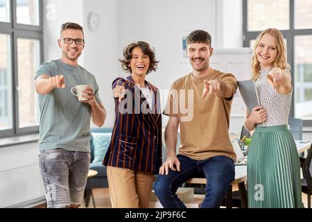 Geschäftsteam zeigt im Büro mit den Fingern auf die Kamera Stockfoto