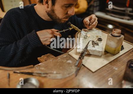 Handwerk, Löten, Goldschmied, Tötpinzette, Handwerk, Goldsmiths Stockfoto