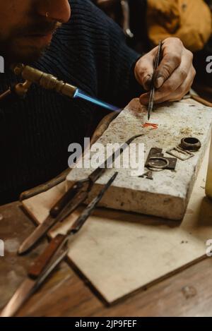 Handwerk, Löten, Goldschmied, Tötpinzette, Handwerk, Goldsmiths Stockfoto