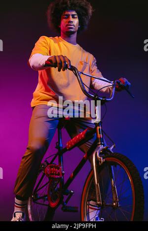 Teenager, Retro, Stil, bmx, 80s, Person der Farbe, jugendlich, Teenager, Jugendliche, teens, Altmodisch, Retro-Stil, Stile, Bmxs, 1980s Stil, Achtziger Jahre Stockfoto