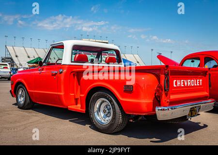 Libanon, TN - 13. Mai 2022: Rückseitenansicht eines Chevrolet C10 Short Bed Stepside Trucks aus dem Jahr 1972 mit niedriger Perspektive auf einer lokalen Automesse. Stockfoto