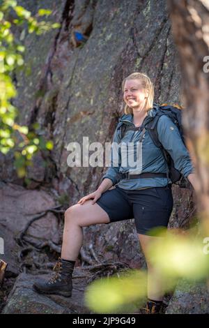 Kaukasische Outdoor aktive junge Erwachsene Frau, die Canyon im Park erkundet Stockfoto