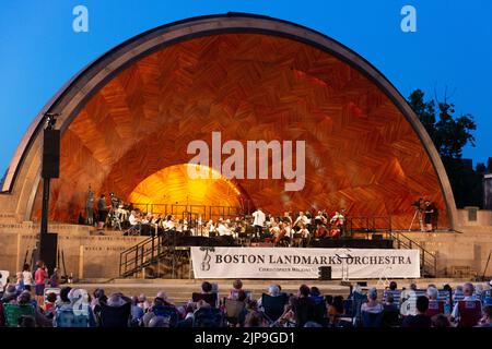 Das Boston Landmarks Orchestra spielt im Hatch Shell auf der Esplande, Boston, Massachusetts Stockfoto