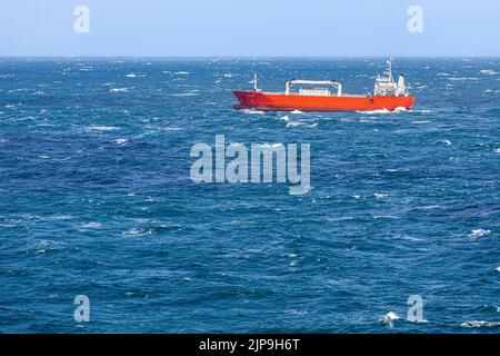 Das gekühlte Frachtschiff Silver Star segelt in rauer See in der Nordsee vor der dänischen Küste Stockfoto