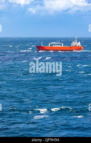 Das gekühlte Frachtschiff Silver Star segelt (und rollt) in rauher See in der Nordsee vor der Küste Dänemarks Stockfoto