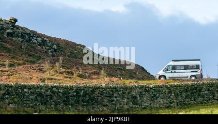 Panel van Campervan Autocruise Jazz geparkt auf Ilkley Moor, unter dem Pancake Stone, West Yorkshire, England, Großbritannien Stockfoto