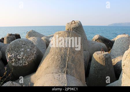 Stativ mit Wellenbrecher Stockfoto