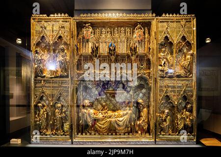 Guimaraes, Portugal. Das Triptychon der Geburt, ein tragbares Altarbild aus vergoldetem Holz und Emaille-Ornamenten. Vollansicht Stockfoto