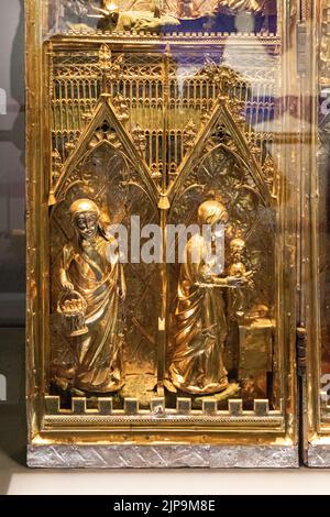 Guimaraes, Portugal. Das Triptychon der Geburt, ein tragbares Altarbild aus vergoldetem Silber und Emaille-Ornamenten. Präsentation im Tempel Stockfoto