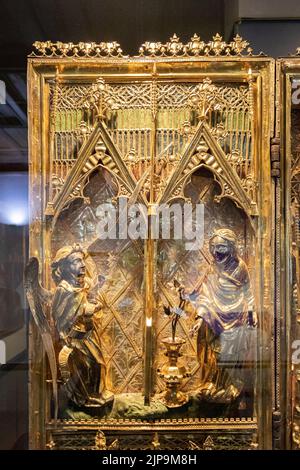 Guimaraes, Portugal. Das Triptychon der Geburt, ein tragbares Altarbild aus vergoldetem Holz und Emaille-Ornamenten. Verkündigung Stockfoto