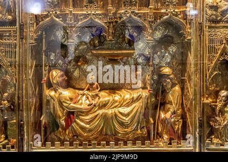 Guimaraes, Portugal. Das Triptychon der Geburt, ein tragbares Altarbild aus vergoldetem Holz und Emaille-Ornamenten. Geburt Jesu Stockfoto