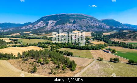 Luftaufnahme des Dorfes Saint-Pierre-d'Argençon, Frankreich und des Berges Jouffan im Sommer, im französischen Departement Hautes-Alpes Stockfoto